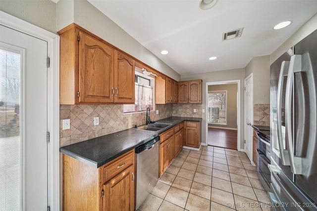 1065 Deer Creek, Pryor, OK 74361