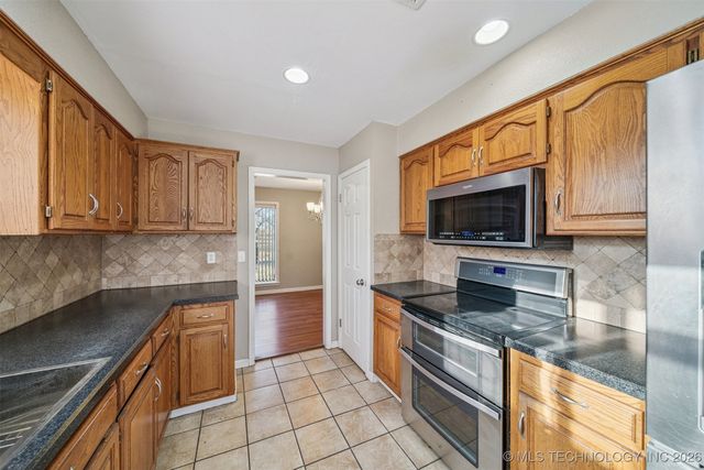 1065 Deer Creek, Pryor, OK 74361