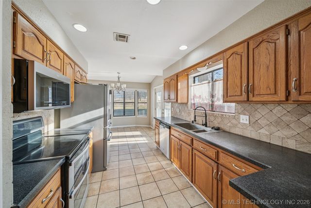 1065 Deer Creek, Pryor, OK 74361