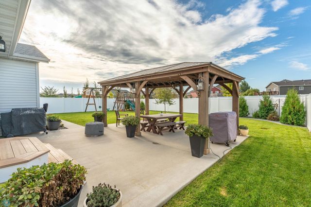 713 23RD Avenue W, West Fargo, ND 58078