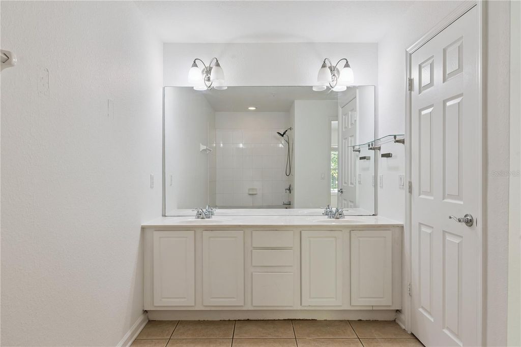 Image 34 of property listing at 6887 SPERONE STREET, Orlando, FL 32819
