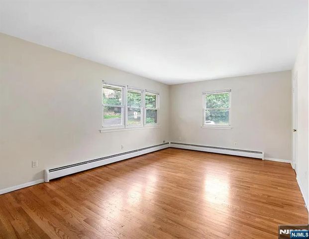 325 Grantwood Boulevard 6B, Palisades Park, NJ 07650