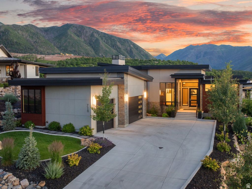 718 S NEBO CIR, Woodland Hills, UT 84653
