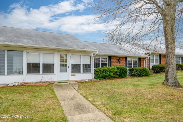 933B Thornhill Court, Lakewood, NJ 08701