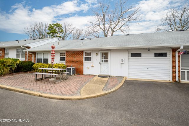 933B Thornhill Court, Lakewood, NJ 08701