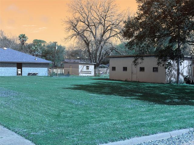 326 5th Avenue N, Texas City, TX 77590