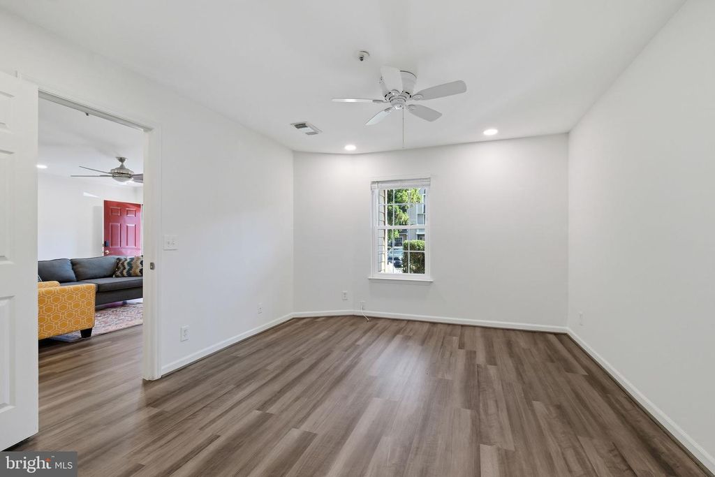 Image 11 of property listing at 5801 INMAN PARK CIR #170, Rockville, MD 20852