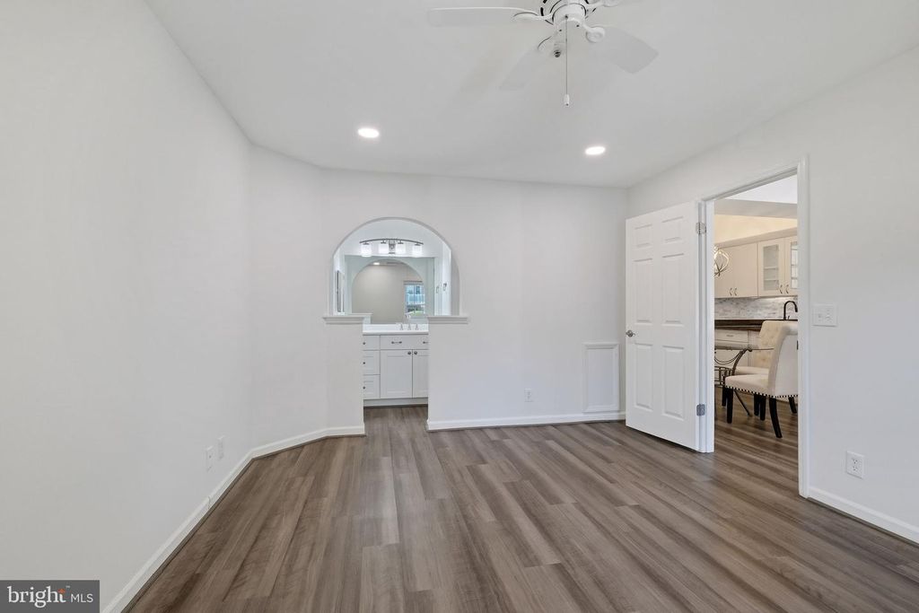 Image 12 of property listing at 5801 INMAN PARK CIR #170, Rockville, MD 20852