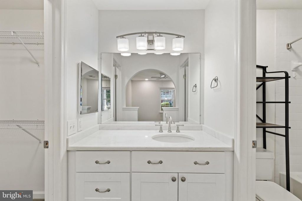 Image 13 of property listing at 5801 INMAN PARK CIR #170, Rockville, MD 20852