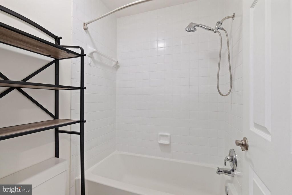 Image 14 of property listing at 5801 INMAN PARK CIR #170, Rockville, MD 20852