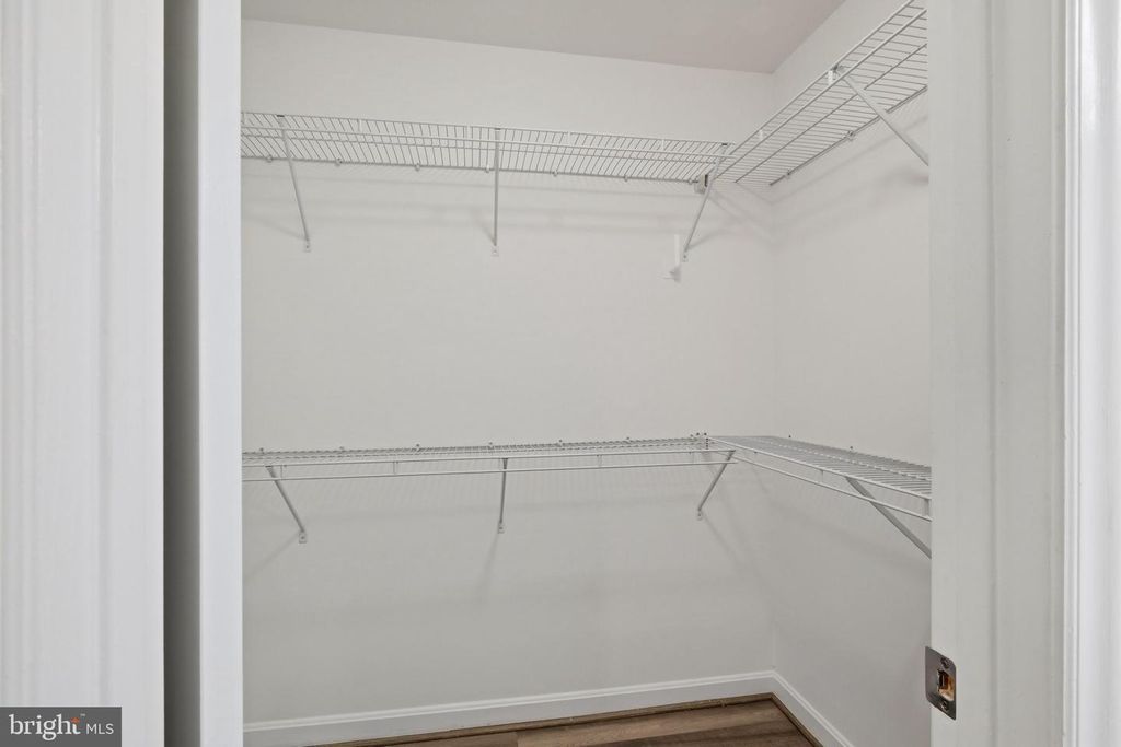 Image 15 of property listing at 5801 INMAN PARK CIR #170, Rockville, MD 20852