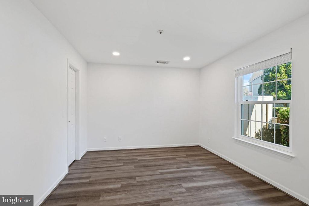 Image 16 of property listing at 5801 INMAN PARK CIR #170, Rockville, MD 20852