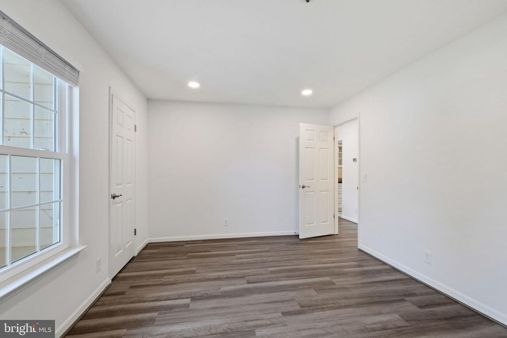 Image 17 of property listing at 5801 INMAN PARK CIR #170, Rockville, MD 20852