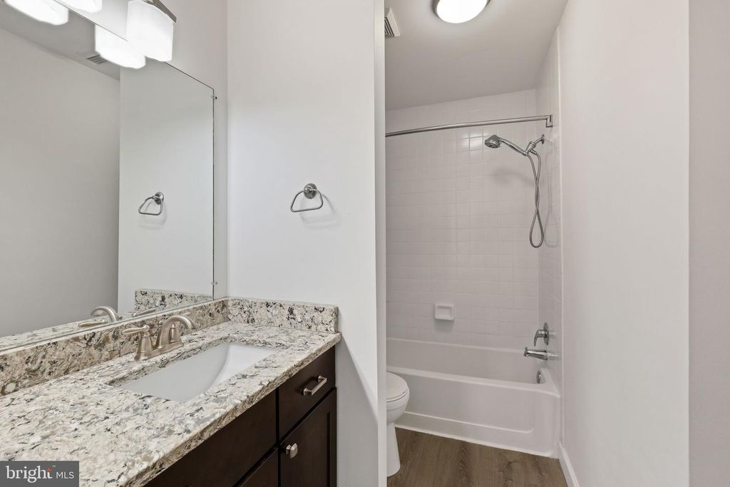Image 19 of property listing at 5801 INMAN PARK CIR #170, Rockville, MD 20852