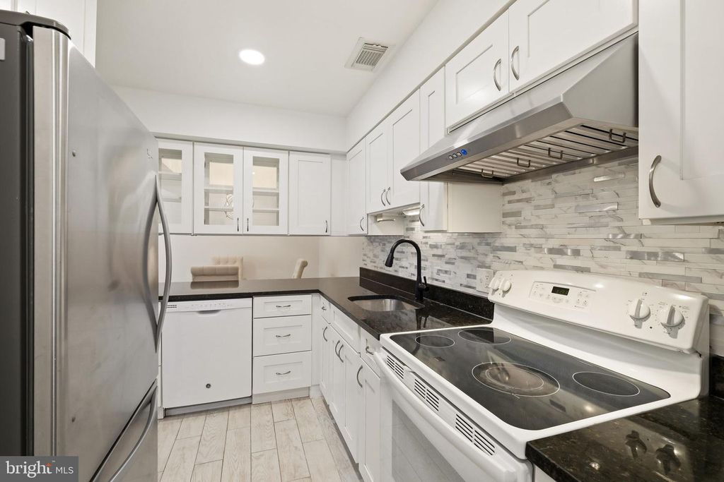 Image 2 of property listing at 5801 INMAN PARK CIR #170, Rockville, MD 20852