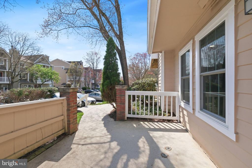 Image 22 of property listing at 5801 INMAN PARK CIR #170, Rockville, MD 20852