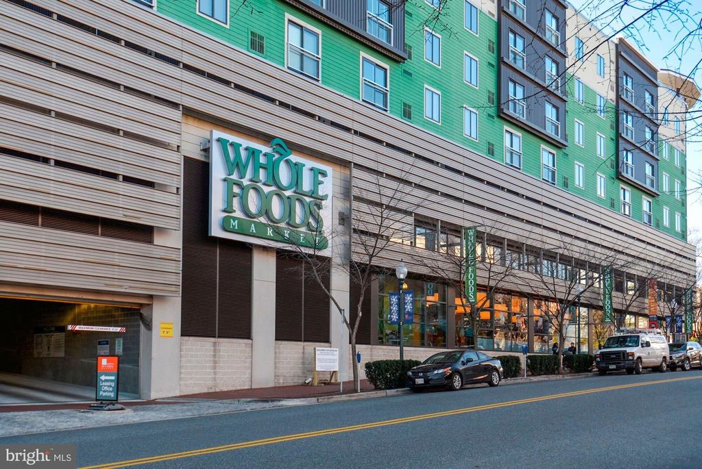 Image 25 of property listing at 5801 INMAN PARK CIR #170, Rockville, MD 20852