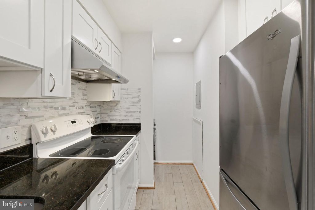 Image 3 of property listing at 5801 INMAN PARK CIR #170, Rockville, MD 20852