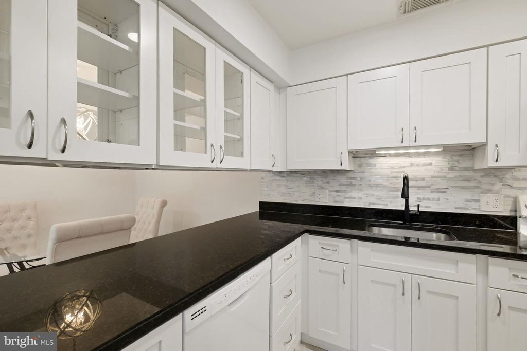 Image 4 of property listing at 5801 INMAN PARK CIR #170, Rockville, MD 20852