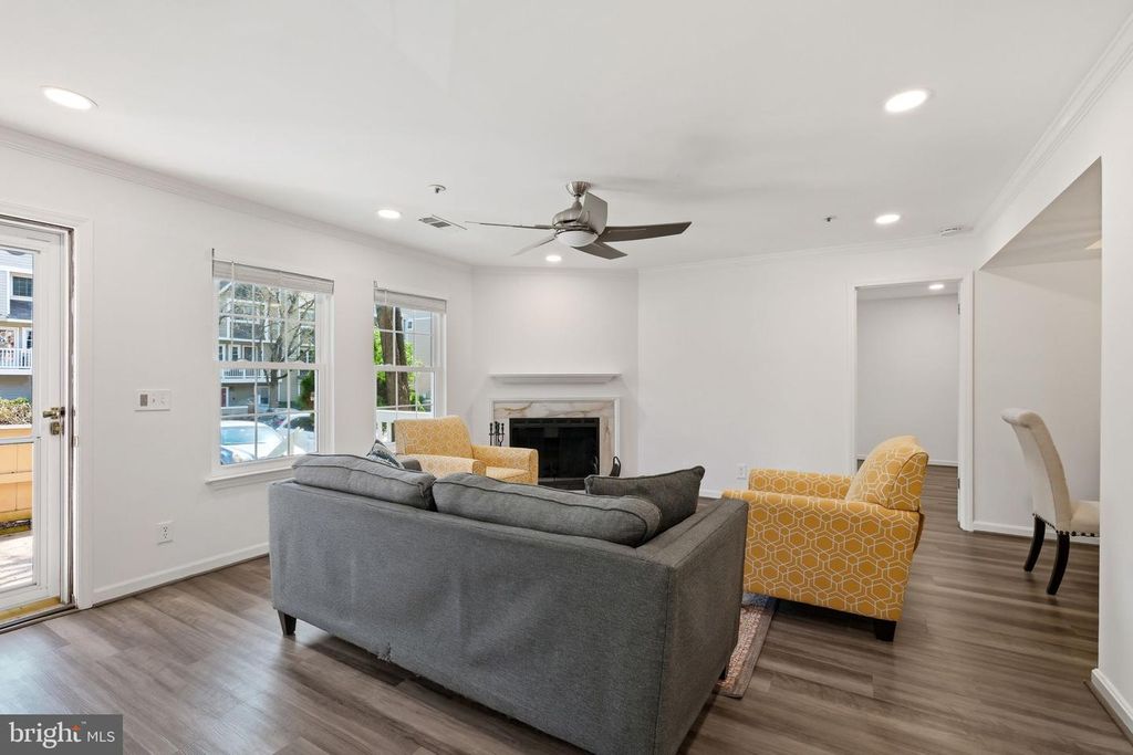 Image 5 of property listing at 5801 INMAN PARK CIR #170, Rockville, MD 20852