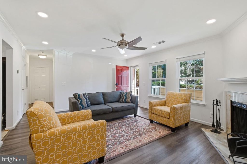 Image 6 of property listing at 5801 INMAN PARK CIR #170, Rockville, MD 20852