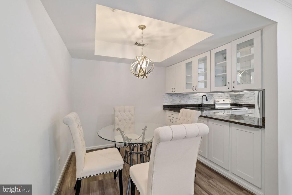 Image 8 of property listing at 5801 INMAN PARK CIR #170, Rockville, MD 20852