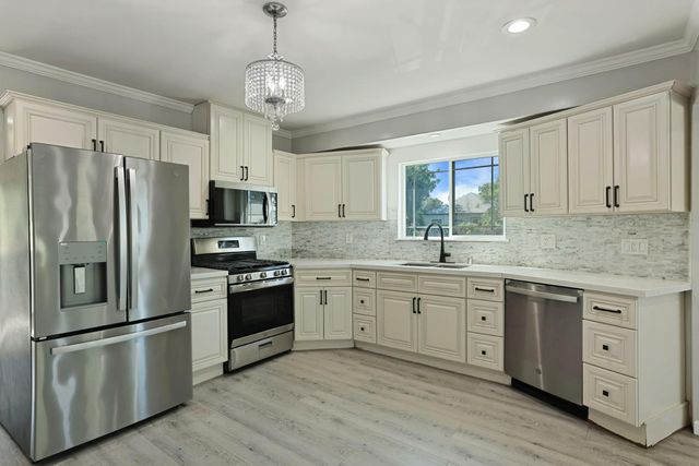 830 N Sierra Nevada St, Stockton, CA 95205
