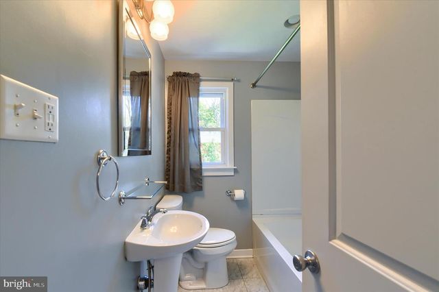 139 HOLLYWOOD DR, Harrisburg, PA 17109