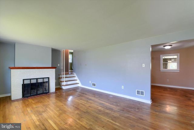 139 HOLLYWOOD DR, Harrisburg, PA 17109