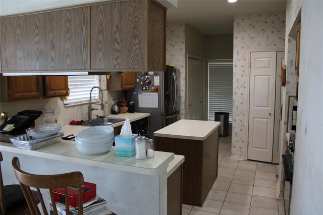 1704 Falcon Ridge Boulevard, Friendswood, TX 77546