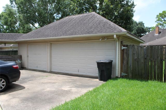 1704 Falcon Ridge Boulevard, Friendswood, TX 77546