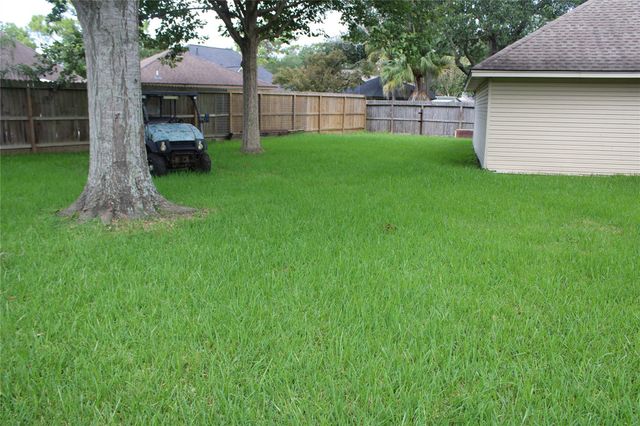 1704 Falcon Ridge Boulevard, Friendswood, TX 77546