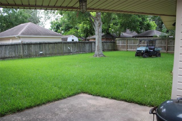 1704 Falcon Ridge Boulevard, Friendswood, TX 77546