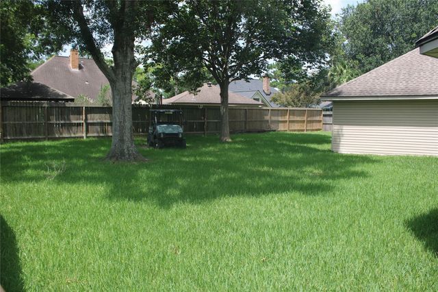 1704 Falcon Ridge Boulevard, Friendswood, TX 77546