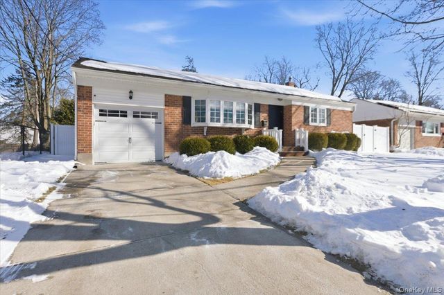 10 Darnley Place, Huntington Station, NY 11746