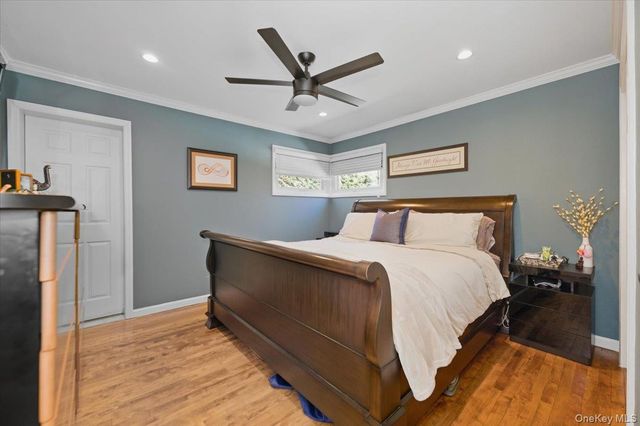 10 Darnley Place, Huntington Station, NY 11746