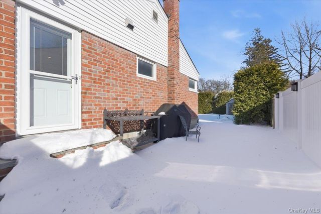 10 Darnley Place, Huntington Station, NY 11746