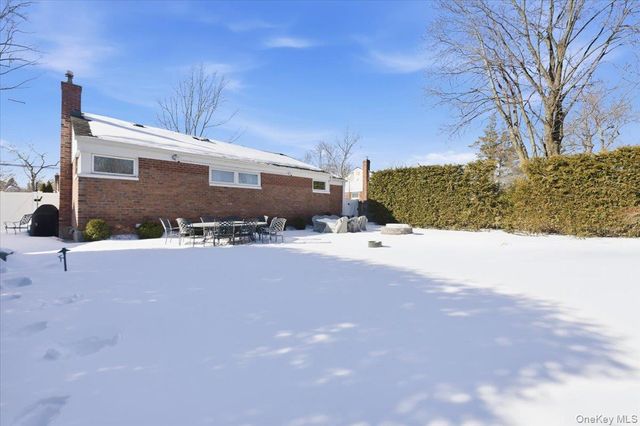 10 Darnley Place, Huntington Station, NY 11746