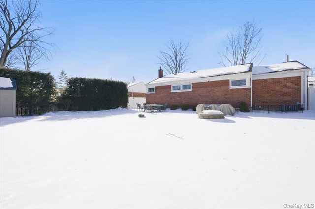 10 Darnley Place, Huntington Station, NY 11746