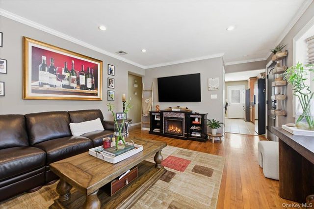 10 Darnley Place, Huntington Station, NY 11746