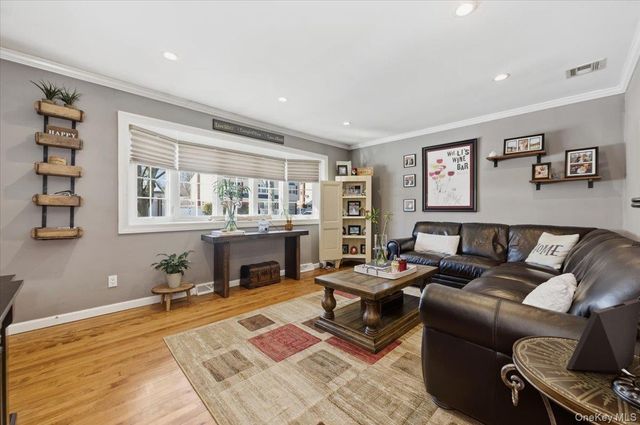 10 Darnley Place, Huntington Station, NY 11746