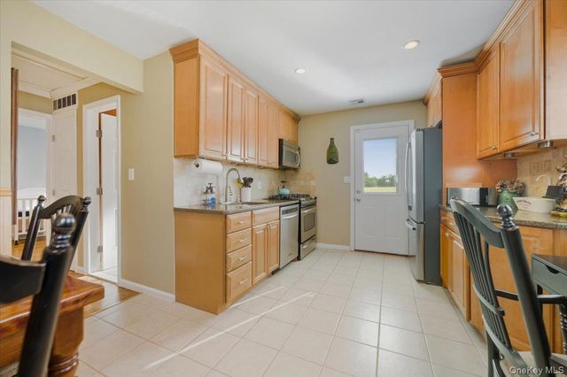 10 Darnley Place, Huntington Station, NY 11746