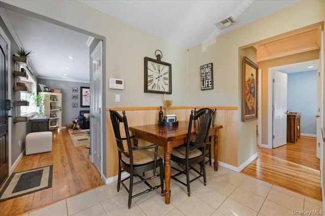 10 Darnley Place, Huntington Station, NY 11746