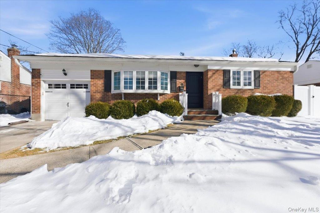 10 Darnley Place, Huntington Station, NY 11746