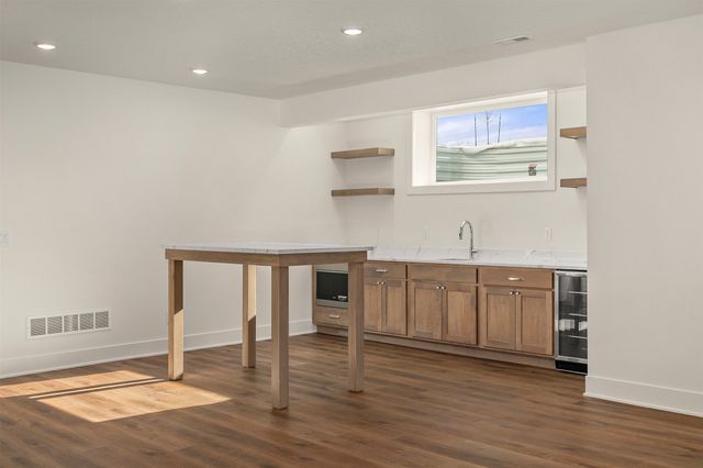 1350 SE Menlo Drive, Waukee, IA 50263