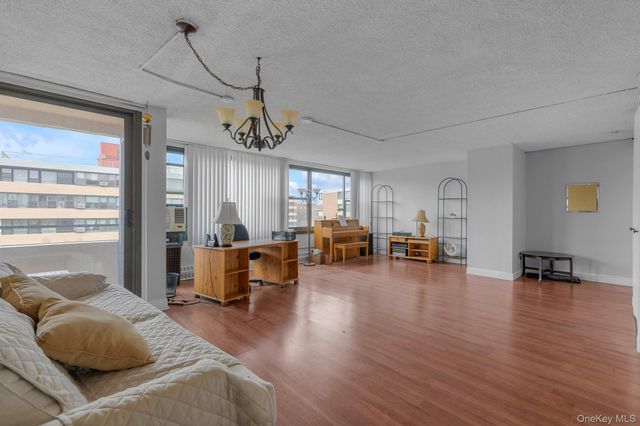 166-31 9th Ave 8A, Beechhurst, NY 11357