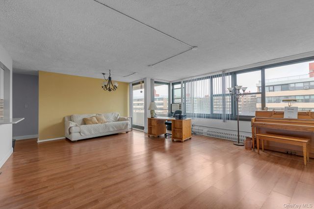 166-31 9th Ave 8A, Beechhurst, NY 11357