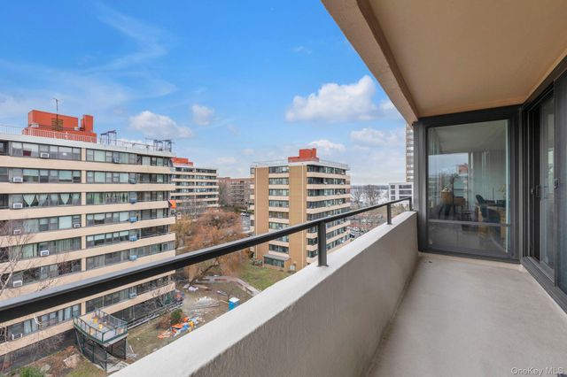 166-31 9th Ave 8A, Beechhurst, NY 11357