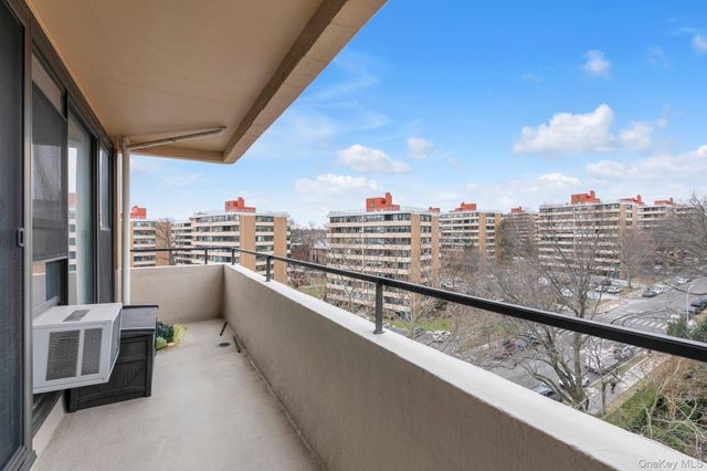 166-31 9th Ave 8A, Beechhurst, NY 11357