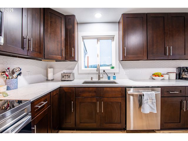 28500 GIMPL HILL Rd, Eugene, OR 97402